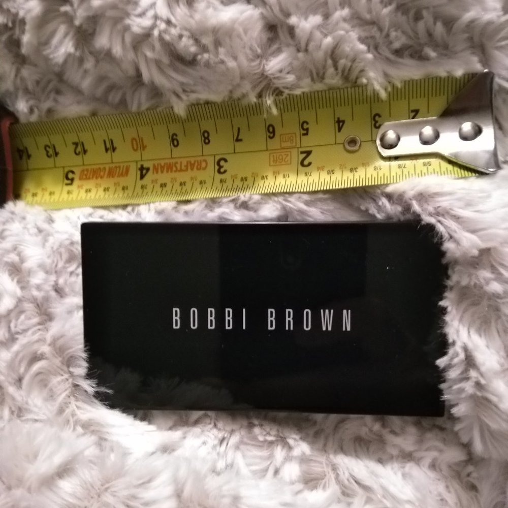 Bobbi Brown Eyeshadow palette: "Pretty Powerful To Go"